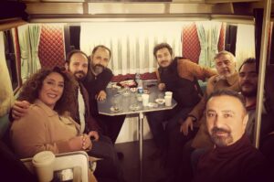 Mehmet Özgür Instagram - Hayatı güzel eşyalar ile değil,güzel insanlarla süslemek gerek... CİNAYET SÜSÜ pek yakında😘 #turkish #film #comedy #cinema #good #human #and #good #actor #actress #comingsoon #caravan #meeting