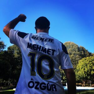 Mehmet Özgür Instagram - Bugün güzel bir gün olsun💙💛
Dostluk ve kardeşlik ilkeleri zarar görmeden,keyif aldığımız unutulmaz anlara şahitlik edelim hep birlikte💙💛#derbi #fenerbahçe #cumhuriyeti #biz #fenerbahçeliyiz #1907 #ilelebet #şampiyon @fenerbahce