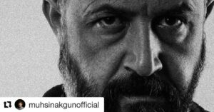 Mehmet Özgür Instagram - İyi bir fotoğraf için objektifin arkasında kimin olduğu önemlidir...🙏#Repost @muhsinakgunofficial with @get_repost
・・・
T E P E N İ N A R D I ( Emin Alper, 2012 ) 
#153 #MehmetÖzgür  #TepeninArdı 
#BenimSinemam #MuhsinAkgün
#FotoğrafSergisi (2014 yılında çekilmiştir)

Benim Sinemam!

1995-2019 yılları arasında İstanbul Film Festivali, Antalya Altın Portakal Film Festivali, Adana Altın Koza Film Festivali ve  SİYAD Ödülleri’ne aday gösterilmiş filmlerden seçtiğim oyuncuların fotoğraflarından oluşan sergim, COVID-19 salgını sebebiyle önce burada sergilenecek.

25 yıllık zaman dilimini kapsayan, Türkiye’nin yeni sineması olarak adlandırdığım bu döneme dair yaptığım oyuncu seçimleri konusundaki katkılarından ötürü Murat Özer ve Uğur Vardan’a teşekkür ederim. “Benim Sinemam!” fotoğraf sergisi, 10 gün boyunca her gün yeni fotoğraflar eklenerek burada yayınlanacak.