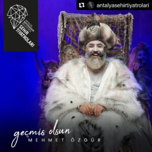 Mehmet Özgür Instagram - Bu gece şahsım adına talihsiz ama seyircimiz  ve tiyatromuz adına unutulmayacak güzellikte bir gece…
Yaşamış olduğum rahatsızlık sebebi ile  bu akşam İstanbul Efendisi oyununda sahne alamayacağım… 
Perde kapanmaz elbet, bu sebeb ile oyunumuzda sahne alacak olan, oyunumuzun yönetmeni büyük usta Sayın Engin Alkan'a seyircilerimiz ve tiyatromuz adına teşekkürü borç bilirim…
İyi seyirler dilerim,büyük ustayı izlemenin tadını çıkartın,yakında tekrar kavuşmak dileğiyle ♥️