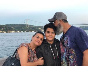 Mehmet Özgür Instagram - Bugün imtihan dünyasında ödüllendirilmemizin 14.yılı,çekilen çilelerin,yaşanan acıların unutulduğu gün.
İmkansız denilenin gerçekleştiği bir kahramanlık hikayesi bu,demir yürekli kraliçe @sfnzozgur ün hikayemizin kahramanı @07basararhan07 kralı dünyaya getirdiği gün bugün...
Evlat, yaşama sebebim,nefesim, varlığına bin şükür,iyi ki doğdun kahramanım,sana başarılarla dolu,sağlıklı, sıhhatli, aydınlık bir ömür diliyorum,doğum günün kutlu ola♥️♥️♥️
