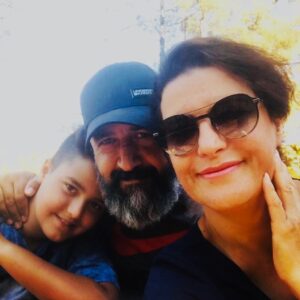 Mehmet Özgür Instagram - Mesele sevgi ise ganidir bizde,
Mücadele ile gayret hal’dir bizde,
Evlat candır hatun hurican,
Sözde değil aşk özdedir bizde... M.Özgür...
#14şubat #sevgi #günü @sfnzozgur ❤️ @basararhan2008 ❤️