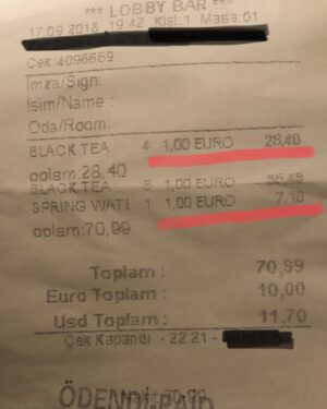 Mehmet Özgür Instagram - ÇAY MESELESİNE DAİR...Benim güzel ülkemde çayın hikayesi aslında çok da eski değildir. 1924 yılında Rize de çay yetiştirilmesi ile ilgili çıkartılan bir kanun ile başlar hikaye ve bu gün çay üretiminde, dünyanın ilk 6 ülkesinden biri haline gelmeyi başarmıştır.
 Yıllık ortalama kişi başı 6,8 kg çay tüketen bir ülkeyiz ki zaten bizim geleneksel ikram içeceğimizdir.  Neredeyse her misafirliğin,esnaftan yapılan alışverişin,esnaf lokantalarında yenilen nefis yemeklerin,sanayi çarşılarında bekleyişlerin,ücret alınmayan ikramıdır ÇAY,alınterini kazanca çevirmeye çalışan,gönlü zengin esnaf kardeşlerim ikram ettikleri çaydan ücret almazlar,almayı da ayıp sayarlar,maliyetinide alınterinden,emeğinden, ödediği vergiden arttırdığı üç kuruştan sağlar...ve en önemlisi de o küçük dükkanını kendi sermayesi ile kurmuş devletten bir kuruş kredi kullanmamıştır,kullandıysa da son kuruşuna kadar ödemiştir... Peki kurduğu otelin tüm sermayesini devletimden almış,her ne hikmetse her yıl zarar edip vergi ödemeyi enayilik saymış,”herşeydahil”gibi bir buluş ile Avrupa’nın güzide insanlarına(!) üç kuruşa tatil satmış,kendi insanına “haşır the black board”yapmış,kıymetli otel ve tatil köyü işletmecileri,sermayenizin milyon da birine sahip esnaf abim,çayı demlik demlik ikram ederken,senin bir bardak çayı sermayesinin 800 katına satıyor olmanın,hangi ticaret ahlakında yeri var ...Her şeyi geçtim devletimin tüm yöneticileri,vatandaşı,esnafı,Euro ve Dolar ticaretine karşı mücadele verirken,senin çayın bardağına 1 EURO yazman neyin kafası bilemedim...Ama bildiğim bir şey varsa bu yaptığın ayıp,bu yaptığın günah, yaptığınız bu yanlıştan bir an önce dönmeniz dileği ile,herşey dahil saygılar diliyorum tüüüm otel, tatil köyü ve dahi bir kısım restoran cafe ve ÇAY’ı ikram edemeyen cümlenize... #tea #çay #turkey #esnaf #otel #euro #dolar #tl #ikram #tatil #köyü #expensive #to #much