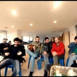 Mehmet Özgür Instagram - Hep birlikte şarkı söyleyebiliyorsak, sevdamızdandır...❤️#türkiye #turkey #aşt #antalya  #tiyatro #theatre #şehir #city