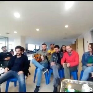 Mehmet Özgür Instagram - Hep birlikte şarkı söyleyebiliyorsak, sevdamızdandır...❤️#türkiye #turkey #aşt #antalya  #tiyatro #theatre #şehir #city