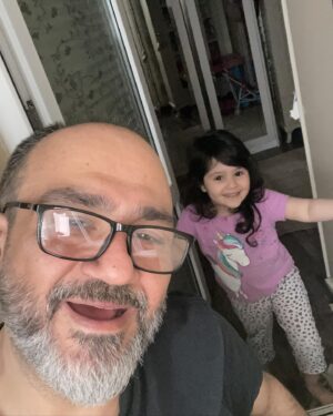 Mehran Ghafourian Instagram - خدا با من آماده ام در های خوشبختی رو باز کن  خدایا ، من رو آماده خوشبخت شدن کردی
عجب خدایی هستی … دوستت دارم و همه هدایای خوشبختیم را که به من دادی.
#هانا_غفوریان 
#آرزو_غفوریان 
#میترا_غفوریان  #مادرم ♥️🍀
#مهدی_غفوریان
#خانواده