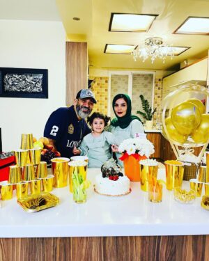 Mehran Ghafourian Instagram - امسال تولدم سوم شهریور ۱۴۰۱ 
خانواده قشنگم من رو سورپرایز (غافلگیر) کردن 😀 و از اعماق قلبم شاد شدم ، شب خوبی بود چون عشقهای زندگیم ، همسرم ، دختر عشقم و مادرم در کنارم بودن و منو خیلی خوشحال کردن ♥️♥️
خداوند رو شاکرم بابت داشتن #خانواده_عشق  احمدلله ، 
خداوندا شکرت😍☘️🌸
@arezoo_ghafourian 
#هانا_غفوریان 
(بماند به یادگار و عشق)
 ۱۴۰۱/۶/۳
تهران
