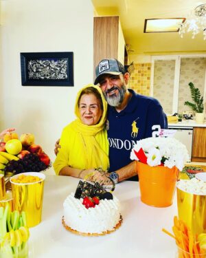 Mehran Ghafourian Instagram - امسال تولدم سوم شهریور ۱۴۰۱ 
خانواده قشنگم من رو سورپرایز (غافلگیر) کردن 😀 و از اعماق قلبم شاد شدم ، شب خوبی بود چون عشقهای زندگیم ، همسرم ، دختر عشقم و مادرم در کنارم بودن و منو خیلی خوشحال کردن ♥️♥️
خداوند رو شاکرم بابت داشتن #خانواده_عشق  احمدلله ، 
خداوندا شکرت😍☘️🌸
@arezoo_ghafourian 
#هانا_غفوریان 
(بماند به یادگار و عشق)
 ۱۴۰۱/۶/۳
تهران