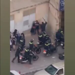 Mehrdad Sedighian Instagram - نمیدانم آن که سپر جان دختری شده ، مادرش است یا خیر… رفتارش شبیهه مادرهاست… 
اگر هم مادرش نیست چقدر زیبا برای دختری مادری میکند… چقدر زیبا
و نمیدانم آن که این زیبایی را نمیبیند و هردو را کتک میزند چیست! كيست؟ از كجا آمده؟ 
در سرش چه میگذرد؟ قلب دارد؟ 

نمیدانم
رفتارش شبیه هیچ موجودی نیست 

#mahsaamini 
#مهسا_امینی