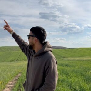 Mehrdad Sedighian Instagram - برای پیدا کردن جایی که نمیشه پیداش کرد ، اول باید گم شد. اگه غیر از این بود همه پیداش میکردن

#jack_sparrow