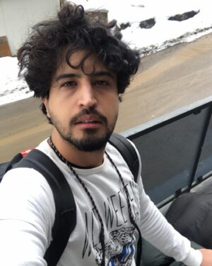 Mehrdad Sedighian Instagram - تو این روزا یه کم هوای بقیه رو داشته باشیم رفقا.. تمام دنیا داره تحت تاثیر ویروس #کرونا به حالت نیمه تعطیل درمیاد، یه سری هموطن بی‌فکر، جاده‌های شمال رو ترافیک سنگین کردن! چرا؟ مگه تعطیل شده که تفریح کنیم؟ چرا بعضیا متوجه شرایط نیستن؟ مگه نباید #در_خانه_بمانیم تا زنجیره سرایت بیماری قطع بشه؟ فهمیدنش سخته؟ چرا بعضی متوجه نمیشن که با اینکه ممکنه علائمی نداشته باشن ولی ناقل بیماری باشن؟ هرکسی که با این بی‌احتیاطی‌ها بیماری رو در سطح زمین پخش میکنه ، شایسته احترام نیست.. تو پست قبلی گفتم #کرونا_را_شکست_میدهیم ولی با این جاده شمال که امروز خبرش رسید بیشتر خودمون، خودمونو شکست میدیم... البته تا بوده همین بوده
پی‌نوشت: عکس ربطی نداره فقط بهانه بود برای حرف زدن