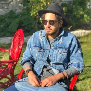 Mehrdad Sedighian Instagram - خیلی زود گذشت از روزایی که واسه بازی کردن با آدمکای اسباب بازیم، کل مسیر دبستان تا خونه شوق داشتم... از روزایی که وقتی پدرم از سر کار برمیگشت، ضربان قلبم از خوشحالی میرفت بالا... از روزایی که تند تند مشقام مینوشتم که برم تو کوچه با بچه‌ها فوتبال بازی کنیم... از روزایی که تمام دعدغه‌ام زنده نگه داشتن جوجه رنگیام بود... از روزایی که ذوق میکردم از همه چی... روزگار عجیبیه.. امروز ٣١ ساله شدم... امروز شمارو دارم