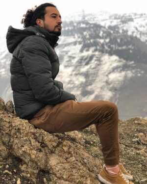 Mehrdad Sedighian Instagram - هله نومید نباشی که تو را یار براند
گرت امروز براند نه که فردات بخواند
در اگر بر تو ببندد مرو و صبر کن آن جا
ز پس صبر تو را او به سر صدر نشاند
و اگر بر تو ببندد همه ره‌ها و گذرها
ره پنهان بنماید که کس آن راه نداند
نه که قصاب به خنجر چو سر میش ببرد
نهلد کشته خود را کشد آن گاه کشاند
چو دم میش نماند ز دم خود کندش پر
تو ببینی دم یزدان به کجا هات رساند
به مثل گفتم این را و اگر نه کرم او
نکشد هیچ کسی را و ز کشتن برهاند
همگی ملک سلیمان به یکی مور ببخشد
بدهد هر دو جهان را و دلی را نرماند
دل من گرد جهان گشت و نیابید مثالش
به کی ماند به کی ماند به کی ماند به کی ماند
هله خاموش که بی‌گفت از این می همگان را
بچشاند بچشاند بچشاند بچشاند

مولانا