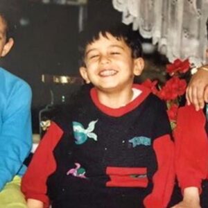 Mehrdad Sedighian Instagram - خیلی زود گذشت از روزایی که واسه بازی کردن با آدمکای اسباب بازیم، کل مسیر دبستان تا خونه شوق داشتم... از روزایی که وقتی پدرم از سر کار برمیگشت، ضربان قلبم از خوشحالی میرفت بالا... از روزایی که تند تند مشقام مینوشتم که برم تو کوچه با بچه‌ها فوتبال بازی کنیم... از روزایی که تمام دعدغه‌ام زنده نگه داشتن جوجه رنگیام بود... از روزایی که ذوق میکردم از همه چی... روزگار عجیبیه.. امروز ٣١ ساله شدم... امروز شمارو دارم