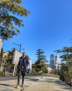 Mehrdad Sedighian Instagram - در شهر قدم میزنم، 
در شهر قدم زدنی بی‌مقصد در پیش، 
قدم زدنی بی‌بازگشت در خیال
فردا بعد از ظهر هم مال من است
سرشار از مکث‌های وقار آمیز شده‌ام
من که از رفتار تند گلوله‌ها نفرت دارم

#طاهره_صفارزاده