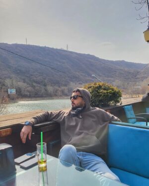 Mehrdad Sedighian Instagram - از میان این همه زیبایی‌های جهان، بهترین را برای خود برگزید: سفر ، سینما و فوتبال

سه‌گانه‌ای که وجه مشترکشان فقط یک چیز بود: رویا.
تمام زندگی را زیست و به ما آموخت چگونه می‌توان از لحظات این بیتوته کوتاه، در فاصله از گناه و دوزخ، لذت ساخت 

 #حمیدرضا_صدر