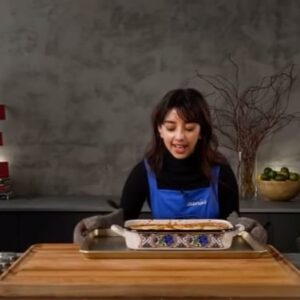 Mehreen Karim Instagram - my first YouTube cooking tutorial with @eater 🥹 watch me turn a rotisserie chicken into a chicken korma pot pie. you can watch the full video on with the link in my bio 

ty for tapping on me for this wonderful new series @gurl.jpg