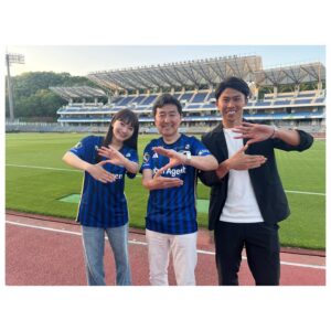 Mei Fukuda Instagram - FC町田ゼルビア勝利！首位奪還✨✨
おめでとうございます！お疲れ様でした！！

アフターゲームショーもたくさんの方に
遊びに来て頂けて嬉しかったです💙🩵

笠井さん、太田さん、ありがとうございました！
#FC町田ゼルビア #zelvia