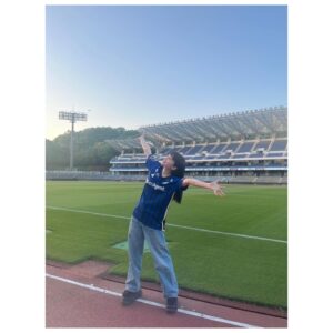Mei Fukuda Instagram - FC町田ゼルビア勝利！首位奪還✨✨
おめでとうございます！お疲れ様でした！！

アフターゲームショーもたくさんの方に
遊びに来て頂けて嬉しかったです💙🩵

笠井さん、太田さん、ありがとうございました！
#FC町田ゼルビア #zelvia