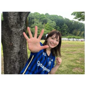 Mei Fukuda Instagram - FC町田ゼルビア5-0の快勝！！✨
首位奪還！！おめでとうございます！🫶🏻🔥🔥

最高の流れでアフタゲームショーも
雨の中でしたが、来てくださったサポーターの皆様
ありがとうございました！！

#zelvia