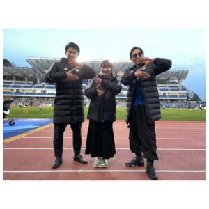 Mei Fukuda Instagram - FC町田ゼルビアVSガンバ大阪⚽️

“𝗔𝗙𝗧𝗘𝗥 𝗚𝗔𝗠𝗘 𝗦𝗛𝗢𝗪”🎤✨
ありがとうございました！！

Ｊリーグ開幕戦、会場も凄く盛り上がっていて楽しかったです！！🔥

motsuさんと太田宏介さん
ありがとうございました☺️

町田ゼルビアの事をもっと知って、沢山応援します！！📣

#Jリーグ