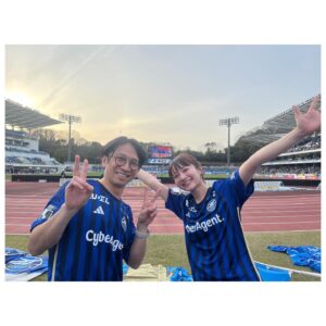 Mei Fukuda Instagram - FC町田ゼルビア4連勝！そして首位キープ✨
おめでとうございます！！！⚽️💨

今日はゴール裏を満員に！Project！

ゼルビアサポーターズシートで皆様と共闘でき
本当に本当に楽しかったです！！

佐藤さんと一緒に観戦！ありがとうございました🥹

試合中は大興奮でアドレナリンでまくりでした🔥
ハイタッチしてくださった方や、声をかけてくださった方ありがとうございました☺️

スタジアムMCが同じ事務所でキテルネ!では大先輩である青木瞭さん！
ゴーール！の声もMCも最高でしたっ‼︎🎤

オリジナル応援フラッグづくり体験もし
学生スタッフさんとも写真を📸♡
幼稚いなと思いましたが、なんだかんだ愛情たっぷりでお気に入りのフラッグになりました😊

そしてそして、新しくなったゼルビアのバスの運転手さん！🚌とても気さくな方で、バスの魅力をたっぷり教えてもらいました！ありがとうございます^ ^

今日はよりFC町田ゼルビアを近くで応援でき
天気も良く、勝利した最高の１日でした！

皆様お疲れ様でした！

#fc町田ゼルビア 
#zelvia