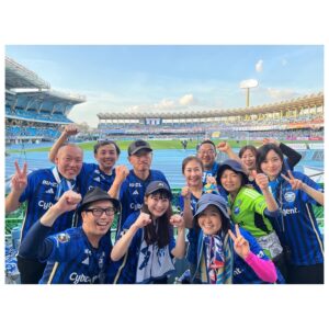 Mei Fukuda Instagram - FC町田ゼルビア勝利！！首位キープ✨✨
おめでとうございます！お疲れ様でした！⚽️

1人で観戦に行ったのですが
ゼルビアサポーターの皆様が本当に温かく
迎えてくださり、終始全力で応援することができました🥹✨

勝利後の最高の写真です🫶🏻🌸
またサポーター側で応援行かせて頂きます！

現地で仲良くなったバス運転手のひささんから
天空の城ドラフトと可愛いアウェイ遠征キーホルダーを
頂きました😭✨
嬉しすぎます！！！ありがとうございました！🍻🍻

#zelvia