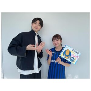 Mei Fukuda Instagram - FC町田ゼルビア4連勝！そして首位キープ✨
おめでとうございます！！！⚽️💨

今日はゴール裏を満員に！Project！

ゼルビアサポーターズシートで皆様と共闘でき
本当に本当に楽しかったです！！

佐藤さんと一緒に観戦！ありがとうございました🥹

試合中は大興奮でアドレナリンでまくりでした🔥
ハイタッチしてくださった方や、声をかけてくださった方ありがとうございました☺️

スタジアムMCが同じ事務所でキテルネ!では大先輩である青木瞭さん！
ゴーール！の声もMCも最高でしたっ‼︎🎤

オリジナル応援フラッグづくり体験もし
学生スタッフさんとも写真を📸♡
幼稚いなと思いましたが、なんだかんだ愛情たっぷりでお気に入りのフラッグになりました😊

そしてそして、新しくなったゼルビアのバスの運転手さん！🚌とても気さくな方で、バスの魅力をたっぷり教えてもらいました！ありがとうございます^ ^

今日はよりFC町田ゼルビアを近くで応援でき
天気も良く、勝利した最高の１日でした！

皆様お疲れ様でした！

#fc町田ゼルビア 
#zelvia