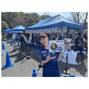 Mei Fukuda Instagram - FC町田ゼルビア4連勝！そして首位キープ✨
おめでとうございます！！！⚽️💨

今日はゴール裏を満員に！Project！

ゼルビアサポーターズシートで皆様と共闘でき
本当に本当に楽しかったです！！

佐藤さんと一緒に観戦！ありがとうございました🥹

試合中は大興奮でアドレナリンでまくりでした🔥
ハイタッチしてくださった方や、声をかけてくださった方ありがとうございました☺️

スタジアムMCが同じ事務所でキテルネ!では大先輩である青木瞭さん！
ゴーール！の声もMCも最高でしたっ‼︎🎤

オリジナル応援フラッグづくり体験もし
学生スタッフさんとも写真を📸♡
幼稚いなと思いましたが、なんだかんだ愛情たっぷりでお気に入りのフラッグになりました😊

そしてそして、新しくなったゼルビアのバスの運転手さん！🚌とても気さくな方で、バスの魅力をたっぷり教えてもらいました！ありがとうございます^ ^

今日はよりFC町田ゼルビアを近くで応援でき
天気も良く、勝利した最高の１日でした！

皆様お疲れ様でした！

#fc町田ゼルビア 
#zelvia
