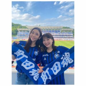 Mei Fukuda Instagram - FC町田ゼルビア♡キュン祭り❤️‍🔥❤️‍🔥
スタジアムに到着したら、お祭りのような賑わいでキュン祭り楽しかった🫶🏻🫶🏻

そしてそして、今日は大好きな先輩の山谷花純さんと一緒に観戦！！！📣✨
花純さんが全力で楽しんでる姿が嬉しかったですし、また一緒にスタジアムで応援に行きたいです✊🏻

悔しい結果にはなりましたが
アフタゲームショーも沢山の方に来て頂き嬉しかったです🙏🏻✨太田さん、ありがとうございました☺️

切り替えて次節も共闘⚽️🔥
#zelvia