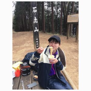 Mei Fukuda Instagram - 去年の武甲山に続いて、今年一発目は相模原市にある石老山に登ってきました〜！⛰️

東京にいる知り合いのご夫婦の趣味が登山で、定期的に誘ってくださるので便乗してます🙋🏻‍♀️♡

標高はそこまで高くなかったですが、しっかり筋肉痛きてます🤣
そしてやっぱり山頂で食べるカップラーメンは美味しい！！！🤤

よき休日でした⛰️🍻

#石老山