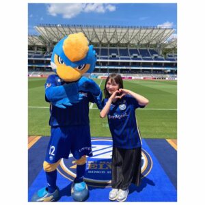 Mei Fukuda Instagram - FC町田ゼルビア♡キュン祭り❤️‍🔥❤️‍🔥
スタジアムに到着したら、お祭りのような賑わいでキュン祭り楽しかった🫶🏻🫶🏻

そしてそして、今日は大好きな先輩の山谷花純さんと一緒に観戦！！！📣✨
花純さんが全力で楽しんでる姿が嬉しかったですし、また一緒にスタジアムで応援に行きたいです✊🏻

悔しい結果にはなりましたが
アフタゲームショーも沢山の方に来て頂き嬉しかったです🙏🏻✨太田さん、ありがとうございました☺️

切り替えて次節も共闘⚽️🔥
#zelvia