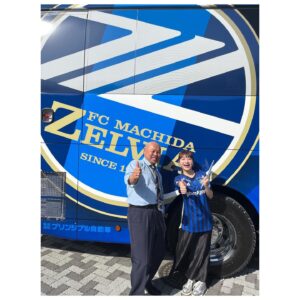 Mei Fukuda Instagram - FC町田ゼルビア4連勝！そして首位キープ✨
おめでとうございます！！！⚽️💨

今日はゴール裏を満員に！Project！

ゼルビアサポーターズシートで皆様と共闘でき
本当に本当に楽しかったです！！

佐藤さんと一緒に観戦！ありがとうございました🥹

試合中は大興奮でアドレナリンでまくりでした🔥
ハイタッチしてくださった方や、声をかけてくださった方ありがとうございました☺️

スタジアムMCが同じ事務所でキテルネ!では大先輩である青木瞭さん！
ゴーール！の声もMCも最高でしたっ‼︎🎤

オリジナル応援フラッグづくり体験もし
学生スタッフさんとも写真を📸♡
幼稚いなと思いましたが、なんだかんだ愛情たっぷりでお気に入りのフラッグになりました😊

そしてそして、新しくなったゼルビアのバスの運転手さん！🚌とても気さくな方で、バスの魅力をたっぷり教えてもらいました！ありがとうございます^ ^

今日はよりFC町田ゼルビアを近くで応援でき
天気も良く、勝利した最高の１日でした！

皆様お疲れ様でした！

#fc町田ゼルビア 
#zelvia