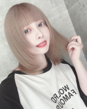 Mei Hashima Instagram - 髪生き返った!!ホワイトベージュ!!‎🤍🤎

 #ヘアカラー  #ヘアスタイル  #カラー #ハイトーン #ボブ #ミディアムヘア  #前髪 #ホワイト #ホワイトベージュ  #idol #自撮り