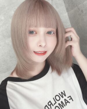 Mei Hashima Instagram - 髪生き返った!!ホワイトベージュ!!‎🤍🤎

 #ヘアカラー  #ヘアスタイル  #カラー #ハイトーン #ボブ #ミディアムヘア  #前髪 #ホワイト #ホワイトベージュ  #idol #自撮り