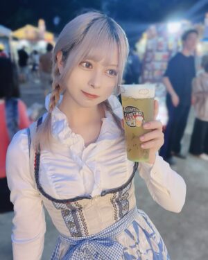 Mei Hashima Instagram - ドイツが主役のオクトーバーフェスト今年も来た🇩🇪🍺🏰
1枚目は泡ペロです
 
ドイツ衣装着させてもらったよ〜かわいい？

 #オクトーバーフェスト #オクフェスラブ #octoberfest  #ドイツ #ビール #beer #芝公園  #🇩🇪