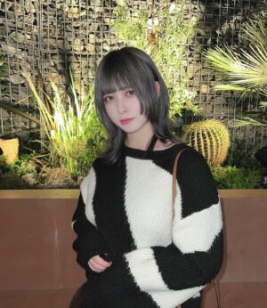 Mei Hashima Instagram - 染めて切った！

今年も切りおさめはあつき氏。

 #ヘアスタイル #ヘアカット #ヘアセット  #ウルフカット  #ロングウルフ  #アッシュグレー #美容院 #ファッション #自撮り #idol #レイヤー #レイヤーカット