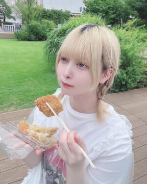 Mei Hashima Instagram - 外で食べると旨み増すってマジ。