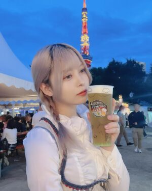 Mei Hashima Instagram - ドイツが主役のオクトーバーフェスト今年も来た🇩🇪🍺🏰
1枚目は泡ペロです
 
ドイツ衣装着させてもらったよ〜かわいい？

 #オクトーバーフェスト #オクフェスラブ #octoberfest  #ドイツ #ビール #beer #芝公園  #🇩🇪