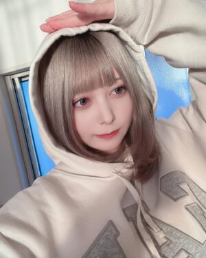 Mei Hashima Instagram - いきてるよ

 #ヘアカラー #ヘアセット #自撮り #ハイトーン #グレー #idol