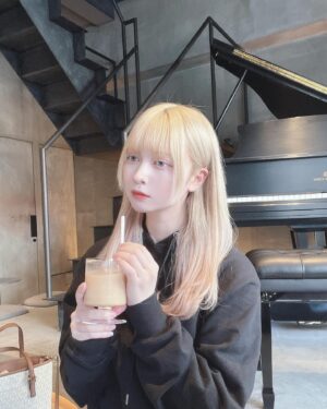 Mei Hashima Instagram - 後ろのピアノ自由に弾けるので是非🎶って言われたけど弾けないんだよな。