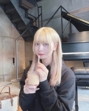 Mei Hashima Instagram - 後ろのピアノ自由に弾けるので是非🎶って言われたけど弾けないんだよな。