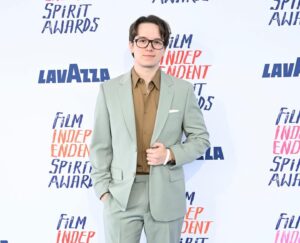Mekki Leeper Instagram - We won!! @filmindependent thank you! So proud of the Jury Duty cast ❤️ and also shout out squidward

styled by thee talented @markpaul_ 
@sandroparis 
@sunniesstudios 
@thetiebar 

@gettyimages 
📸 Gilbert Flores
📸 Emma McIntyre
📸 Araya Doheny