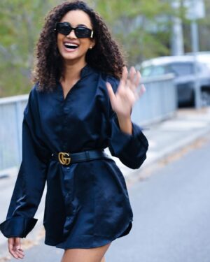 Mélanie Odules Instagram - Un sourire est souvent l’essentiel 🖤