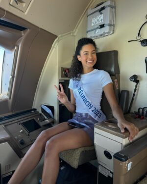 Mélanie Odules Instagram - Merci à mon partenaire officiel, @airaustralofficiel , pour le voyage ! ✈️ 
Je suis tellement fière de retrouver mon île 🇷🇪
•
@missreunionofficiel ✨