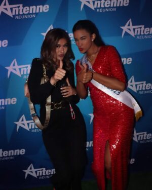 Mélanie Odules Instagram - Retour de la soirée d'Antenne Réunion 🩵
Avec une photo pépite juste pour vous à la fin ! 🫣😂
•
@antennereunion 
@victoria.aslicorre 
@aumordm 
@missreunionofficiel