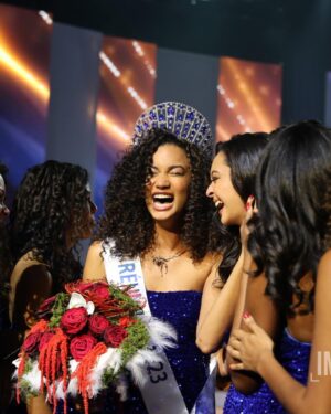 Mélanie Odules Instagram - Je tiens à exprimer ma profonde gratitude pour votre soutien et vos encouragements lors de mon couronnement en tant que Miss Réunion🤍
Votre présence et vos mots chaleureux ont rendu cette soirée inoubliable pour moi. Je suis honorée et reconnaissante de cette opportunité ! 
Merci du fond du cœur 💕
Merci La Réunion 🇷🇪 !
•
Un rêve qui se réalise ✨