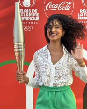 Mélanie Odules Instagram - Je suis honorée de porter la flamme olympique mercredi pour les JO ! 🤍
•
Un moment inoubliable qui symbolise l’unité et l’esprit sportif 🏅
•
Merci @cocacolareunion pour cette opportunité 🙏🏽