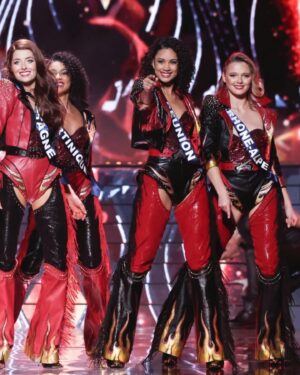 Mélanie Odules Instagram - Miss France 2024 🤍
Beaucoup d’émotions en revoyant ces photos.
Je me rappelle des frissons sur ma peau et de la lumière qui scintillait dans mes yeux ! Une aventure mémorable ✨ 
•
#missfrance #défilé #rock #souvenir