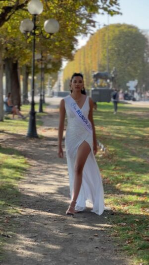 Mélanie Odules Instagram - Mélanie in Paris ❤️
•
💍 | @oceanor 
👗 | @boutique_laurent_bernard 
👠 | @jina_chaussures
•
#collaborationnoncommerciale